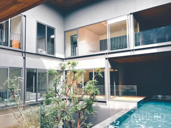 Detached House for rent or sale in Bangkok - Home’s courtyard with glass walls overlooking a private swimming pool.