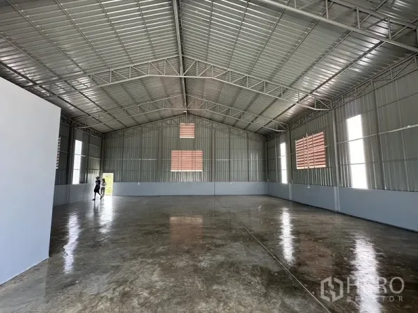 货栈 出租在Pak Kret, Nonthaburi - 通风良好的仓库，多处百叶窗与大跨屋顶结构。