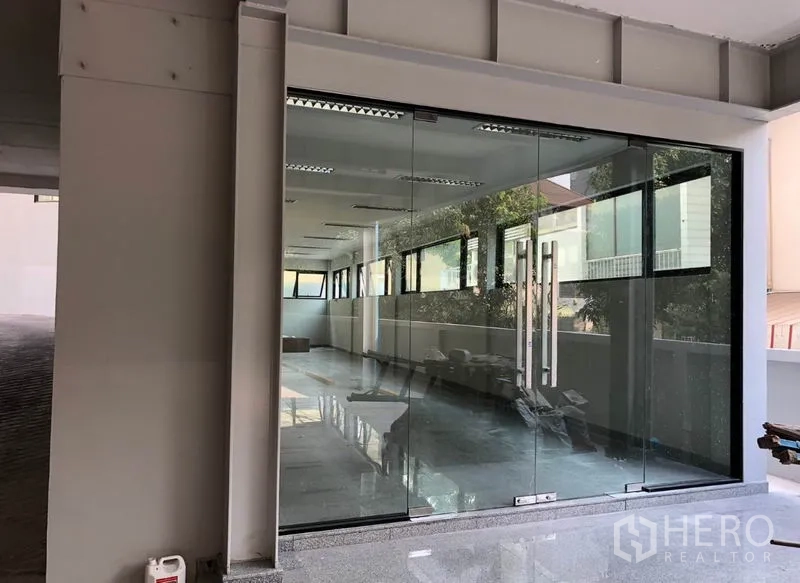 สำนักงาน ให้เช่าในKhlong Toei, Bangkok - ทางเข้าออฟฟิศชั้นล่าง ประตูกระจกบานใหญ่และช่องแสงรอบด้าน