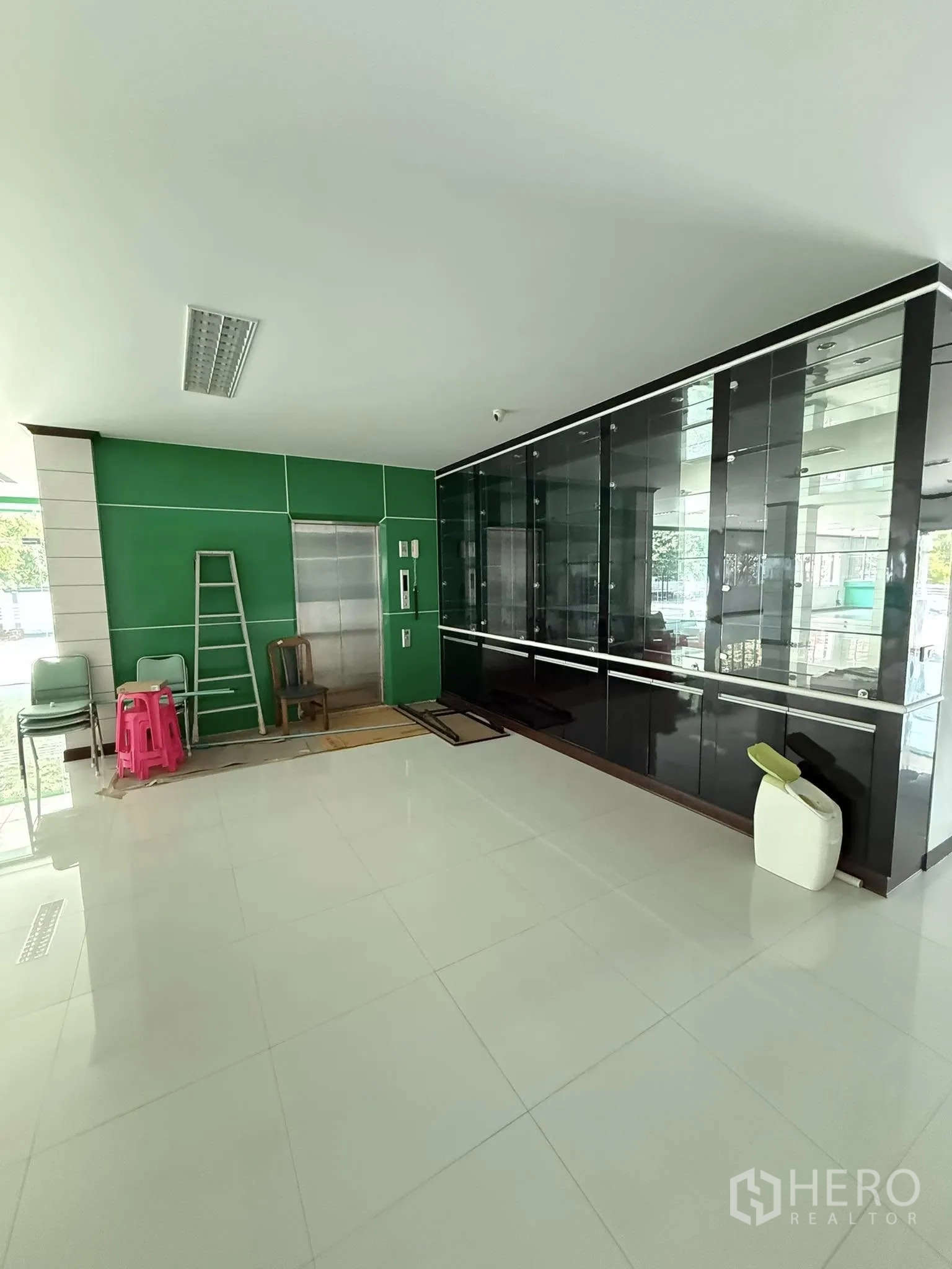 Warehouse for rent in Mueang Samut Prakan, Samut Prakan - Ground-floor lobby showing a service lift and glass display cabinets.