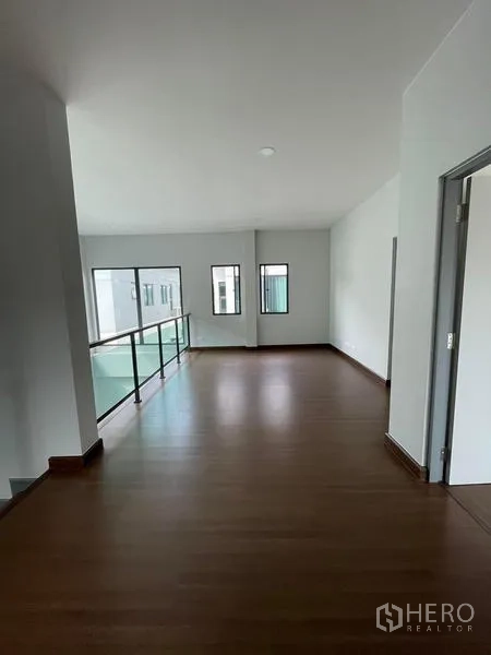 独立式住宅 出租 - 二层走廊，玻璃栏杆与木地板