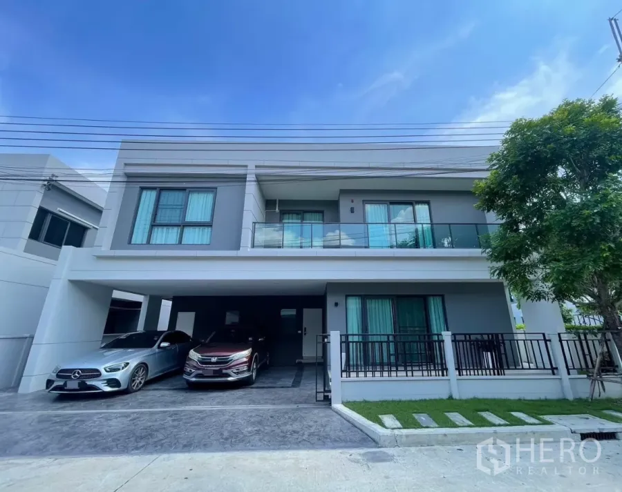 Detached House for rent in Bang Phli, Samut Prakan - Modern two-storey detached house with covered two-car carport and glass balcony in Bang Phli.