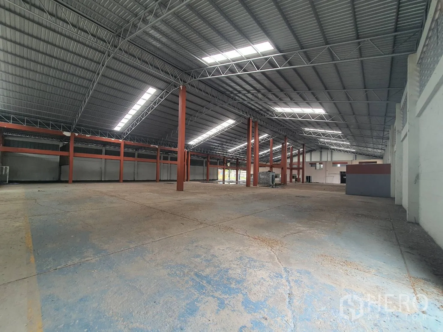โกดัง for rent in Phra Nakhon Si Ayutthaya, Phra Nakhon Si Ayutthaya - พื้นที่โกดังมุมกว้างเห็นพื้นโล่ง ช่องระบายอากาศ และเสาโครงสร้างเหล็ก
