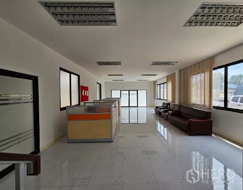 Warehouse for rent or sale in Lak Si, Bangkok - Bright office space with tiled floor, workstations and lounge seating