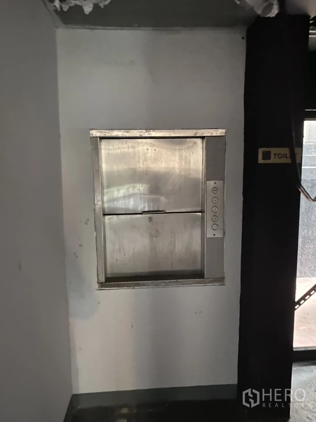 Showroom for rent in Lat Phrao, Bangkok - Built-in stainless-steel service lift (dumbwaiter) for goods transport between floors.
