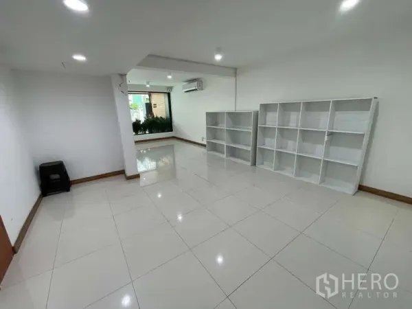 带办公室的家 出租或出售在Wang Thonglang, Bangkok - 一层办公房，内置书架并有窗户可见绿植