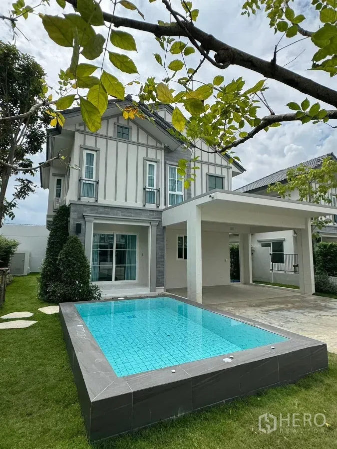 บ้าน ให้เช่าในBang Phli, Samut Prakan - บ้านเดี่ยวสองชั้นพร้อมสระน้ำส่วนตัว สนามหญ้า และเฉลียงหน้าบ้าน
