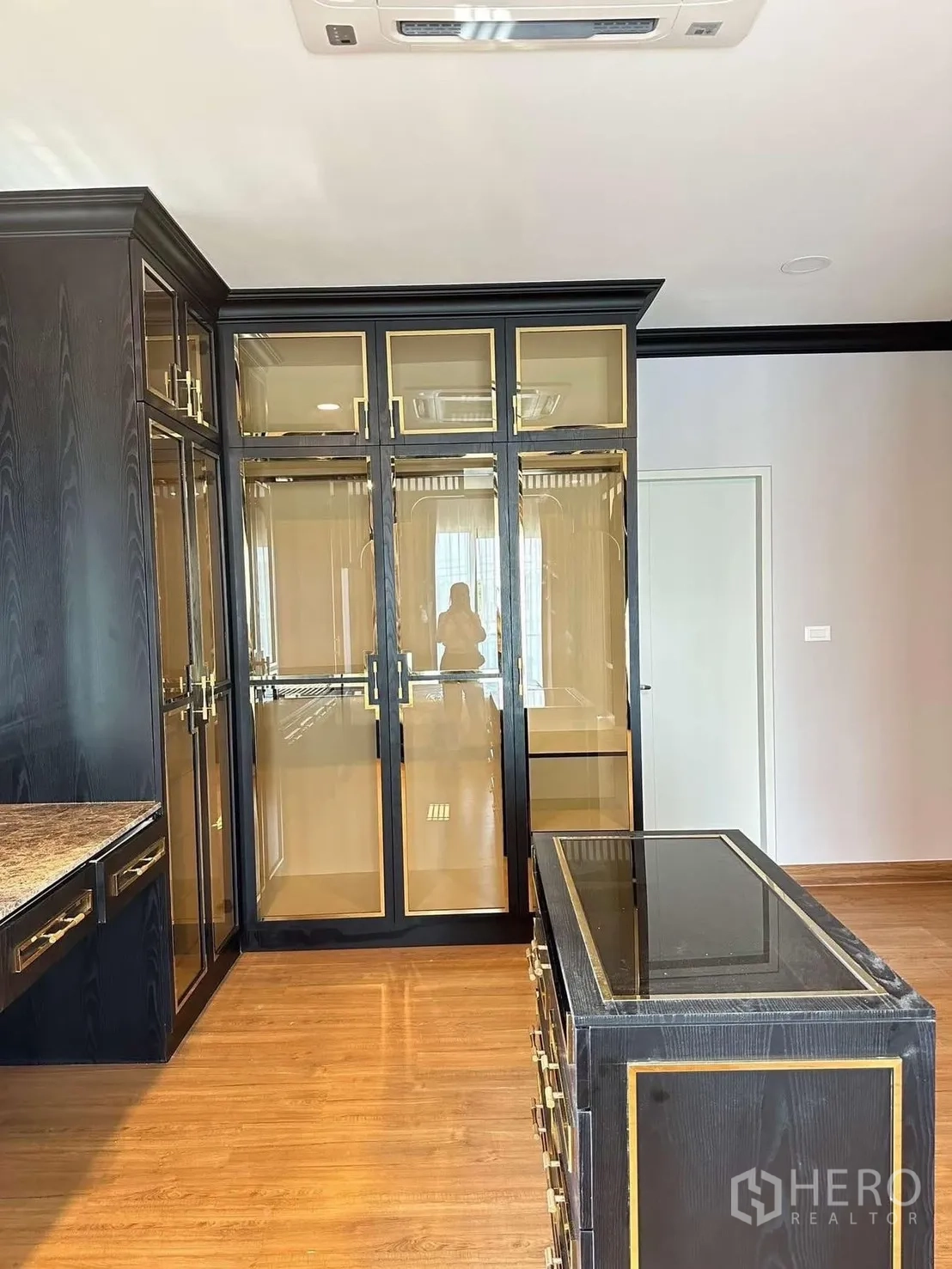 Detached House for rent in Bang Phli, Samut Prakan - Close-up of floor-to-ceiling wardrobe with glass panels and gold trim in the dressing room.