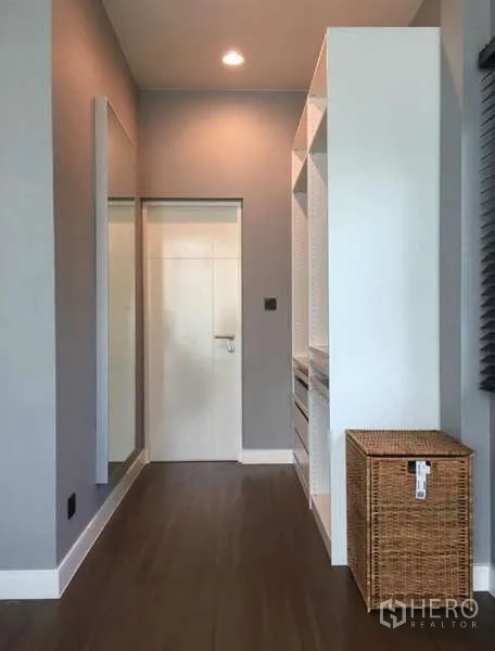 Detached House for rent in Bang Kapi, Bangkok - Bright corridor with full-length mirror, open wardrobe and wood flooring.