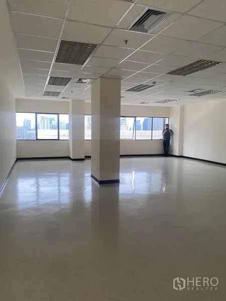 Office Space for rent in Watthana, Bangkok - Open office floor with central column, polished flooring and large windows bringing natural light and skyline views.