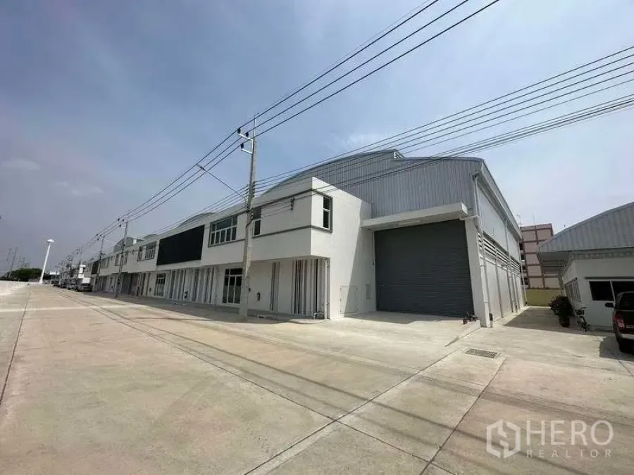 工厂 出租在Khlong Luang, Pathum Thani - 厂房街景与车道，通往大型装卸卷闸门。