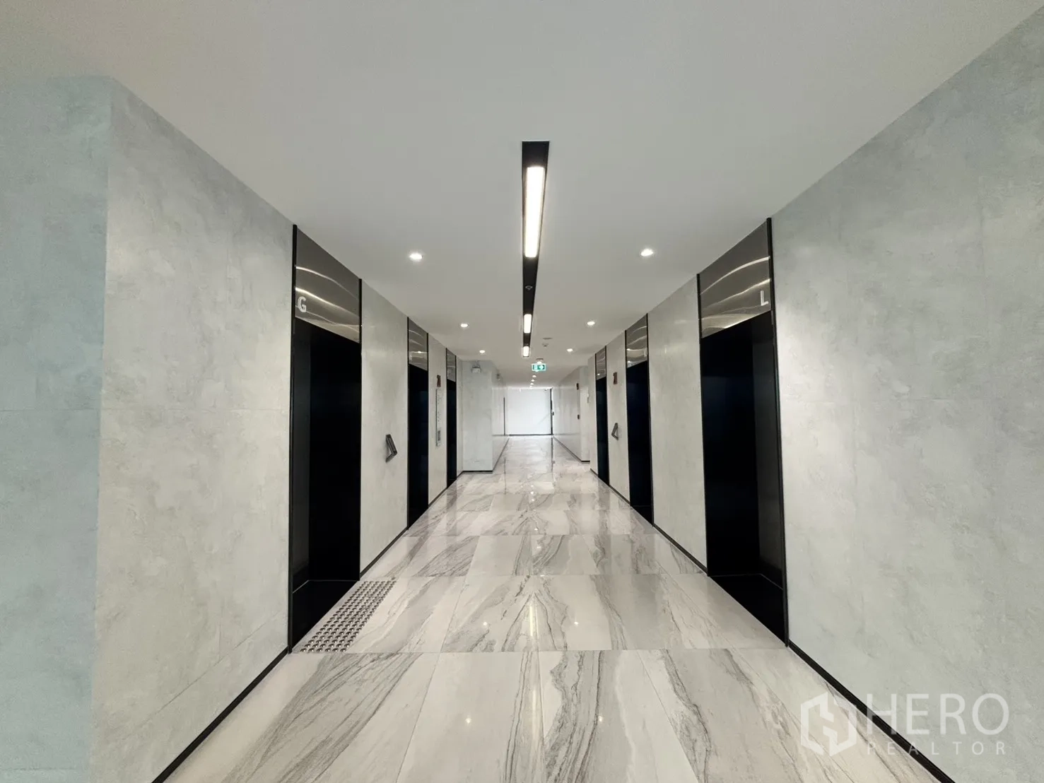 办公空间 出租在Huai Khwang, Bangkok - 现代电梯大堂，多部电梯与抛光石材地面。