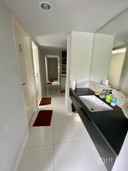 带办公室的家 出租或出售在Yan Nawa, Bangkok - 洁净走廊与白色地砖，通往多间卫生间及长台盆。
