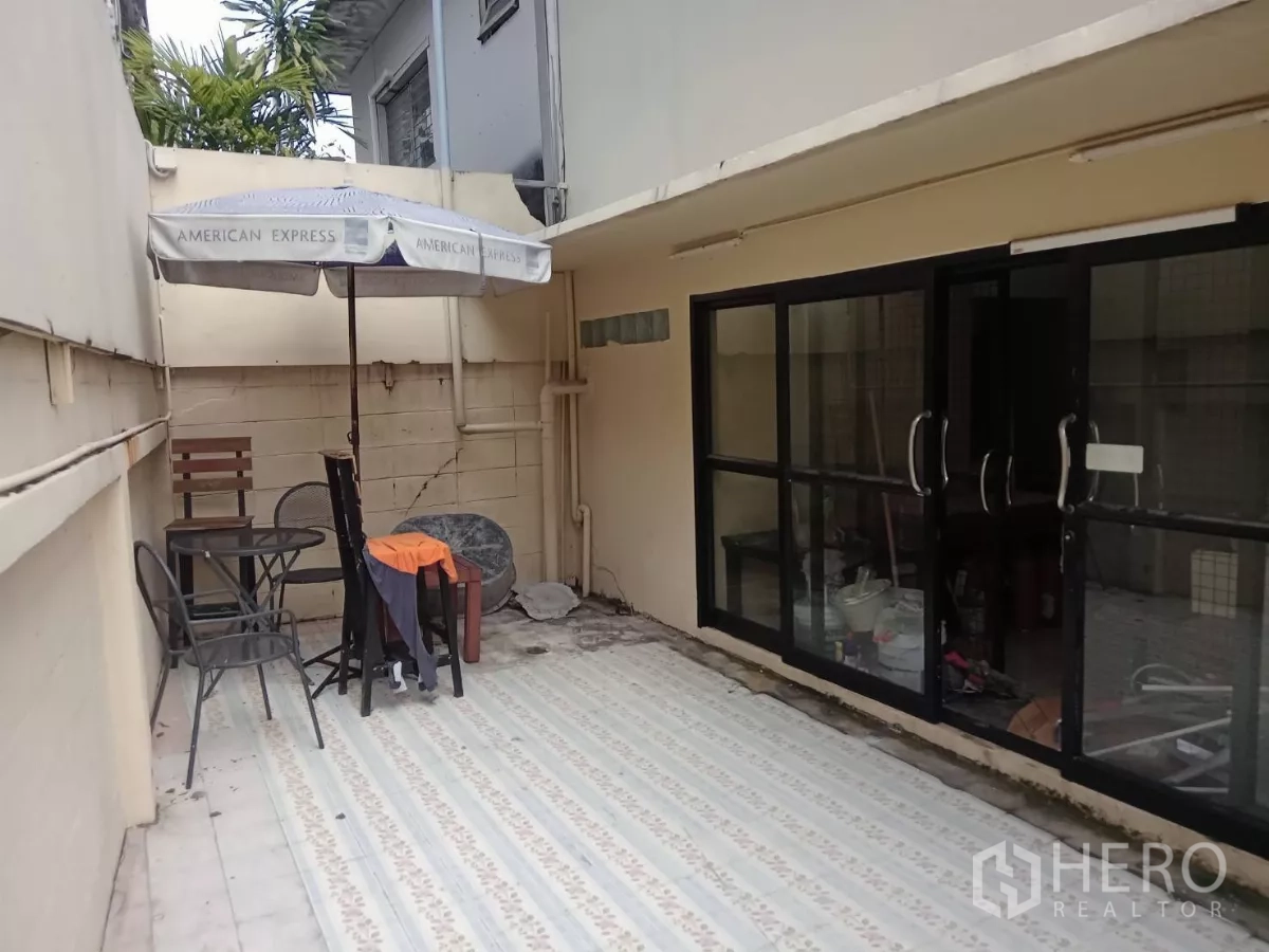 Detached House for rent in Phaya Thai, Bangkok - Outdoor patio with sliding glass doors, umbrella and bistro set.