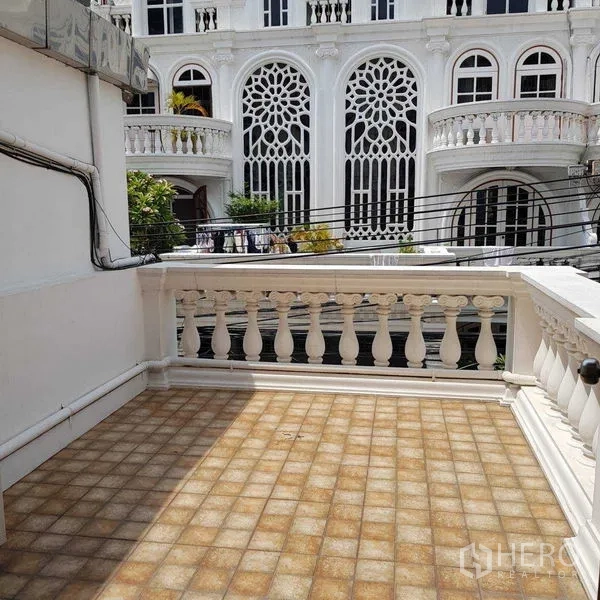 带办公室的家 出租在Watthana, Bangkok - 小阳台，栏杆望向欧式立面