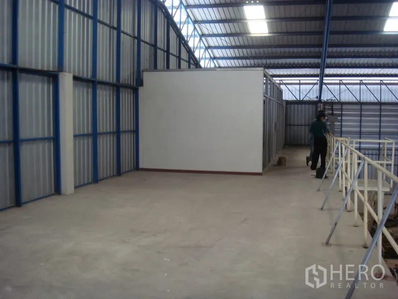 Factory for rent in Lat Lum Kaeo, Pathum Thani - Open mezzanine workspace with railing and an enclosed room.