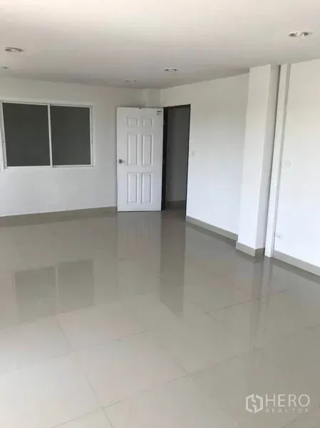 工厂 出租或出售在Mueang Samut Sakhon, Samut Sakhon - 采光良好的办公室，亮面地砖、窗户与房门。