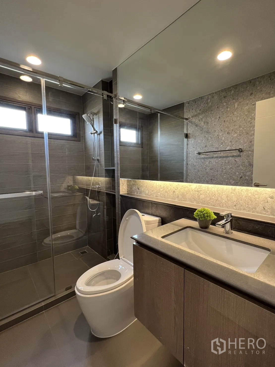 Detached House for rent in Bang Kapi, Bangkok - Modern shared bathroom with glass shower and a wide mirror.