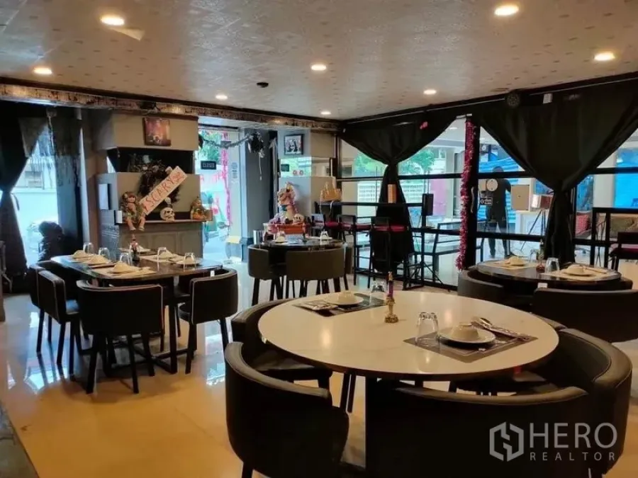 Retail Space for rent in Watthana, Bangkok - Bright restaurant-style dining room with round tables and place settings.