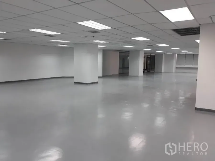 办公空间 出租在Huai Khwang, Bangkok - 宽敞开放式办公室，格栅天花与明亮灯光，灰色环氧地面