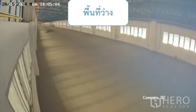 Warehouse for rent in Mueang Pathum Thani, Pathum Thani - Interior of a high-bay warehouse showing a long clear span and windows for natural light.