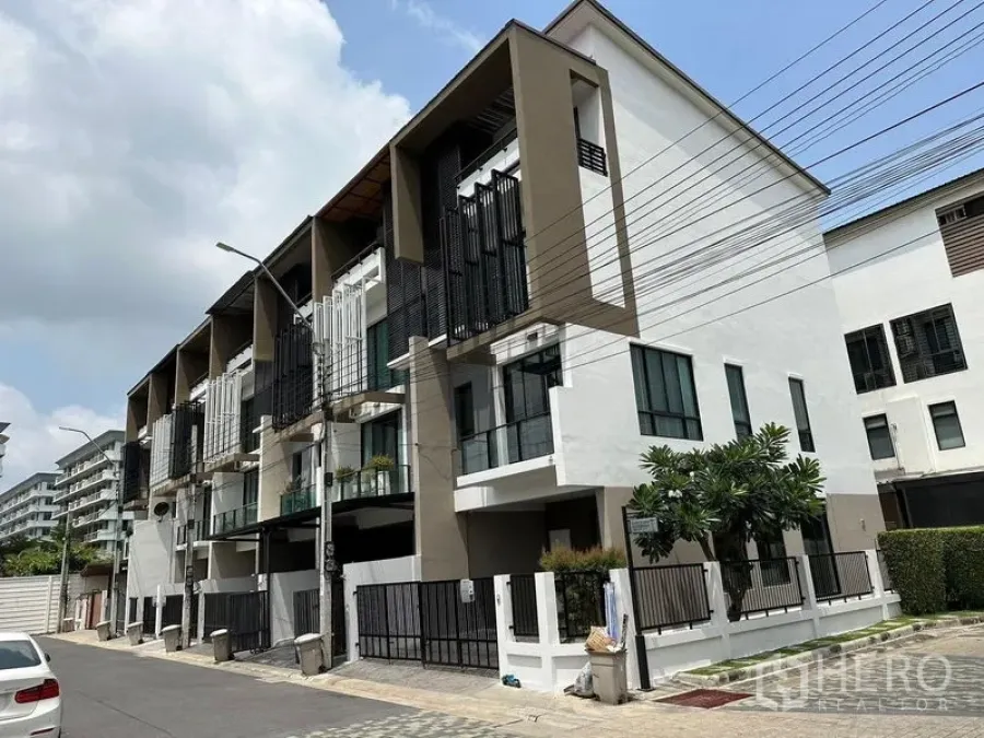 ทาวน์เฮาส์ ให้เช่าในKhlong Toei, Bangkok - แถวทาวน์เฮ้าส์ร่วมสมัยพร้อมระเบียงและประตูรั้ว