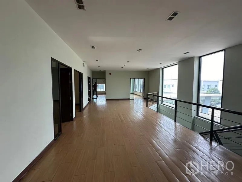 Warehouse for rent in Prawet, Bangkok - Bright mezzanine hallway overlooking the ground floor with large windows.