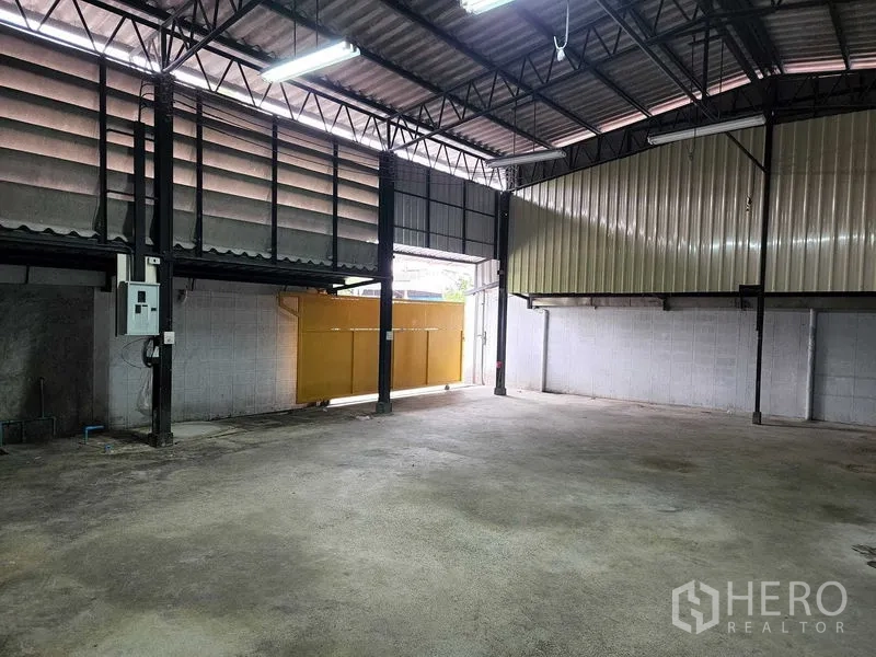 Warehouse for rent in Chatuchak, Bangkok - Open bay warehouse with large metal sliding gate and ventilated louvre panels.