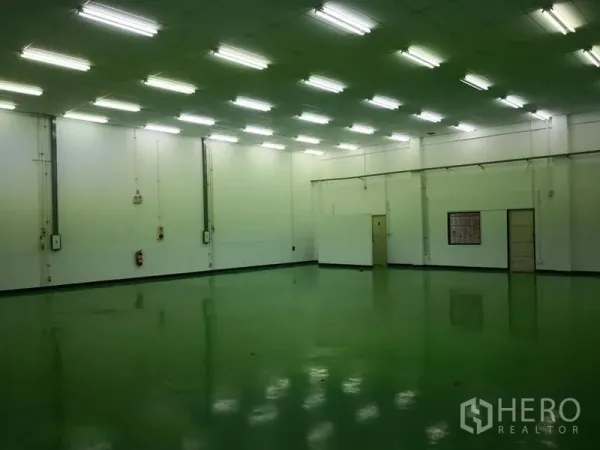货栈 出租在Bang Phli, Samut Prakan - 邦普里仓库内部，高挑空间，绿色环氧地坪与明亮日光灯。