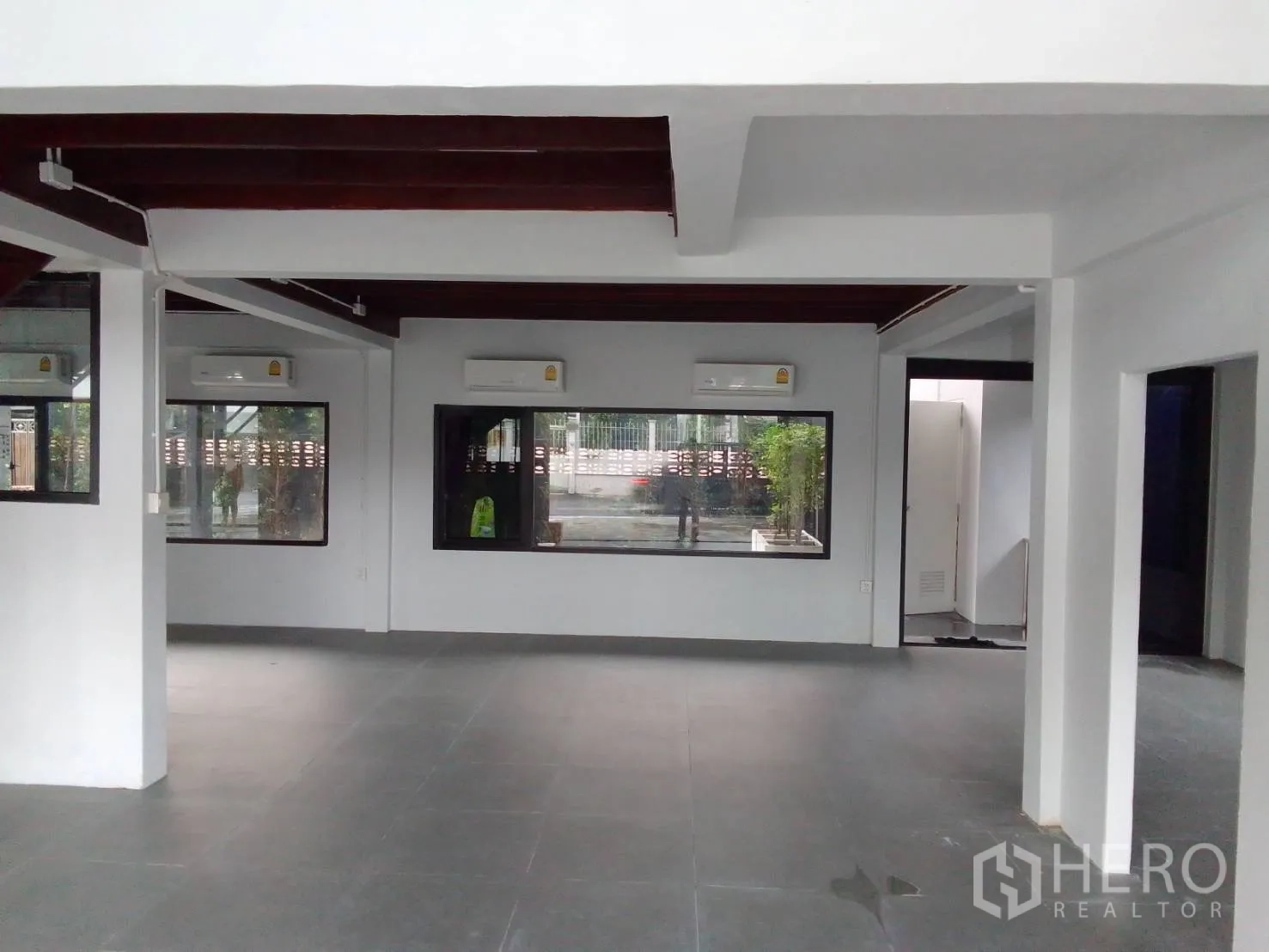 สำนักงานที่บ้าน ให้เช่าในWang Thonglang, Bangkok - ชั้นล่างพื้นที่เปิดโล่ง เพดานคานเปลือย มีแอร์และหน้าต่างหลายบาน