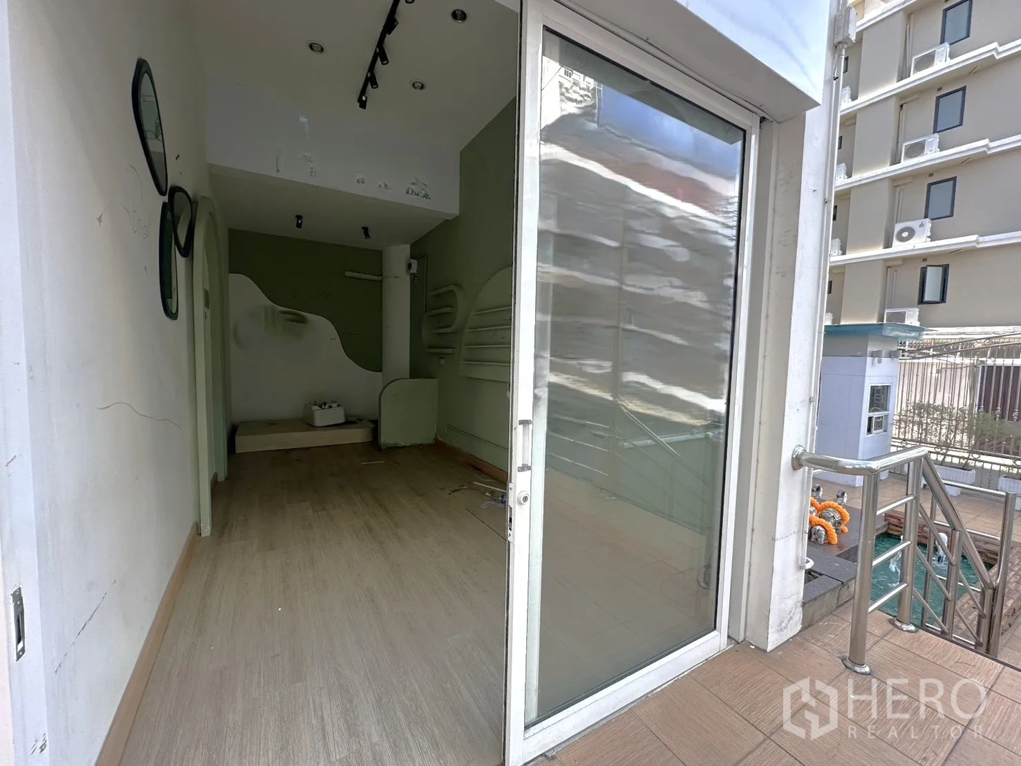零售空间 for rent in Khlong Toei, Bangkok - 临街入口，推拉玻璃门、栏杆与台阶通向紧凑的店铺空间。