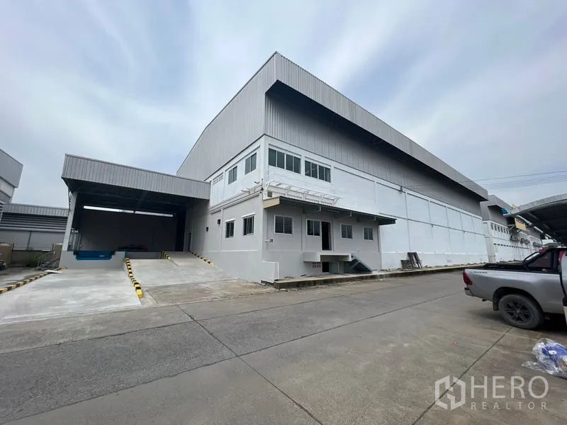 货栈 出租在Lat Krabang, Bangkok - 仓库外观，高挑厂房配夹层办公室与带顶装卸平台，位于曼谷Lat Krabang。