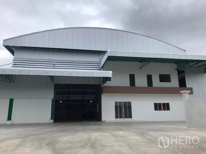 工厂 出租或出售在Mueang Samut Sakhon, Samut Sakhon - 玛哈猜直辖县现代厂房外立面，高跨拱形屋顶与宽阔出入口。