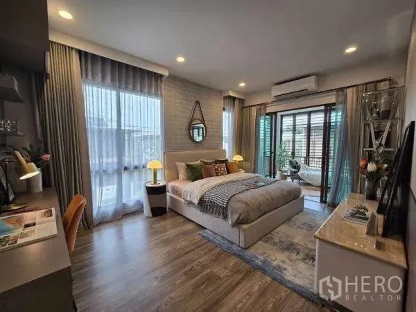 Detached House for rent in Bang Kapi, Bangkok - Spacious master bedroom with large windows, soft lighting and access to a glassed balcony.