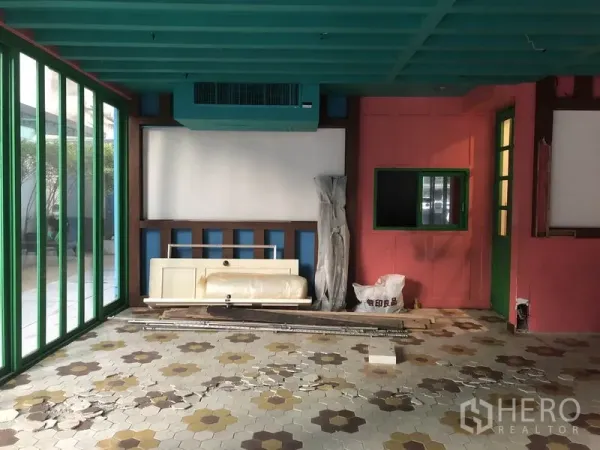 Retail Space for rent in Khlong Toei, Bangkok - Street-facing retail space with folding green glass panels, patterned tiles and ceiling AC unit.
