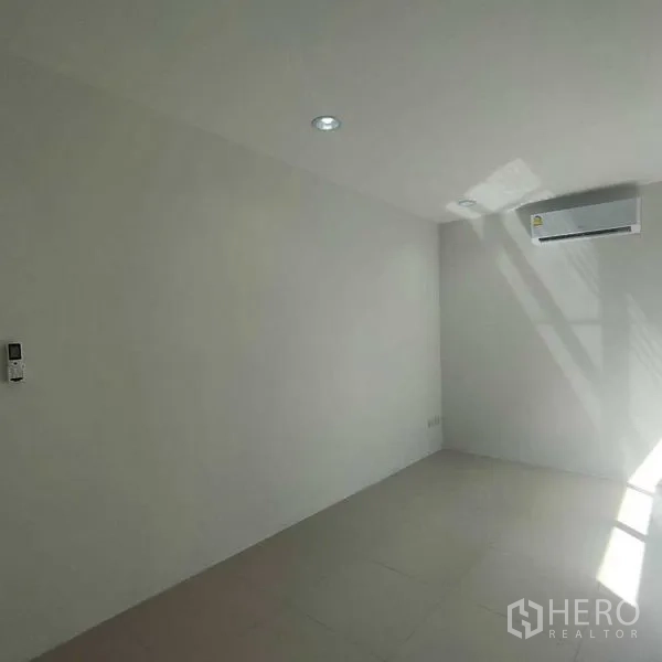 Home Office for rent in Phra Khanong, Bangkok - Minimalist empty room with tiled floor, downlights and air conditioner.