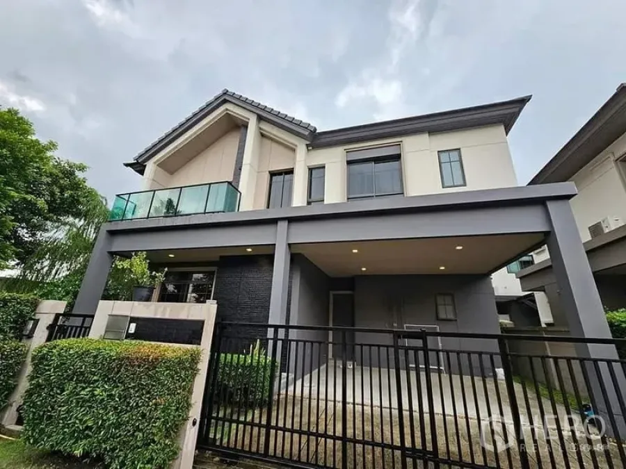 Detached House for sale in Bang Kruai, Nonthaburi - Front elevation of the house highlighting the carport, front gate and modern facade.