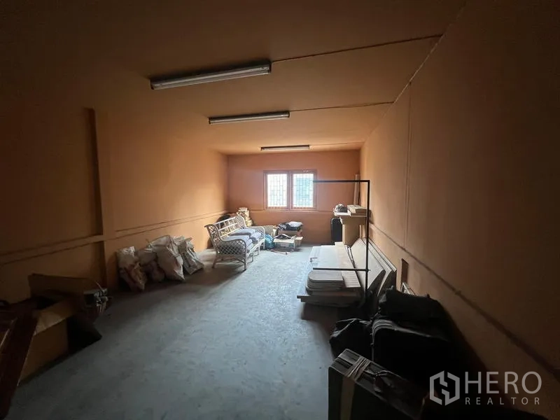 店屋 出租或出售在Watthana, Bangkok - 大型储物房，带小窗、日光灯与水泥地面。