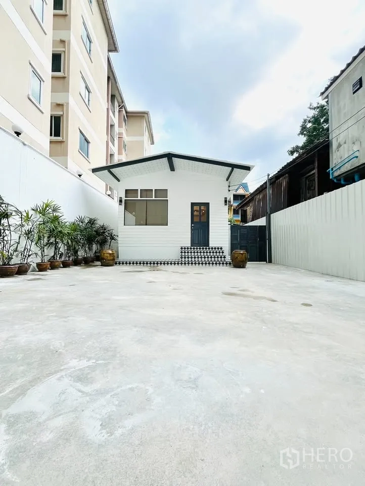 独立式住宅 出租 - 房前宽阔混凝土庭院，适合户外座位或停放摩托车。