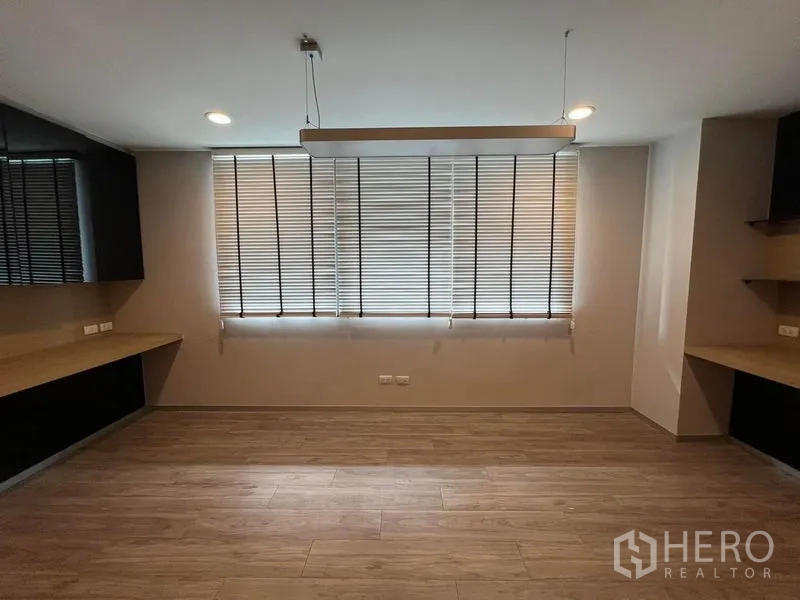 Home Office for rent in Bueng Kum, Bangkok - Multi-purpose room with twin work counters and large window blinds.