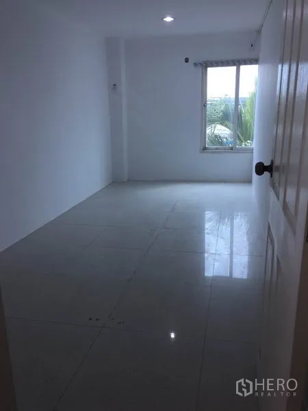 Factory for rent in Lam Luk Ka, Pathum Thani - Private office or staff room with window, white walls and glossy floor tiles.