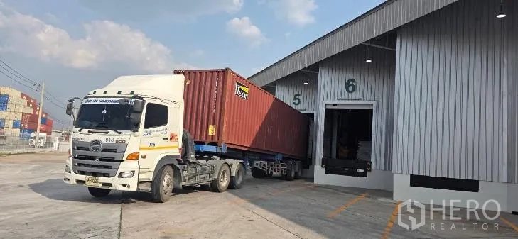 工厂 for rent in Si Racha, Chon Buri - 集装箱卡车停靠在仓库外的编号装卸月台。
