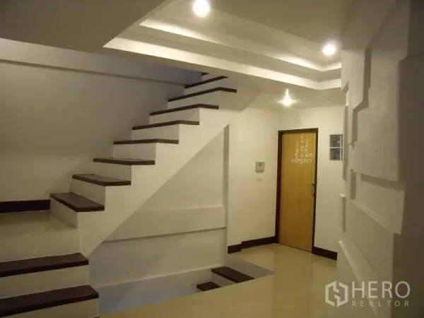 联排别墅 出售在Phra Khanong, Bangkok - 明亮楼梯间，吊顶嵌灯与悬浮式踏步