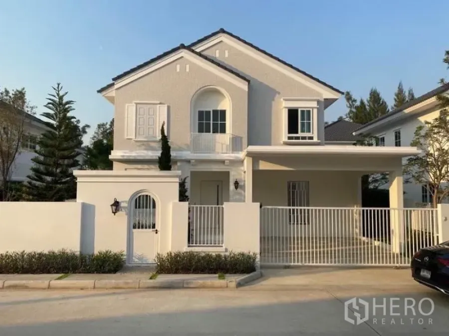Detached House for rent in Bang Phli, Samut Prakan - Two-storey white detached house in Bang Phli with gated fence and covered two-car carport.