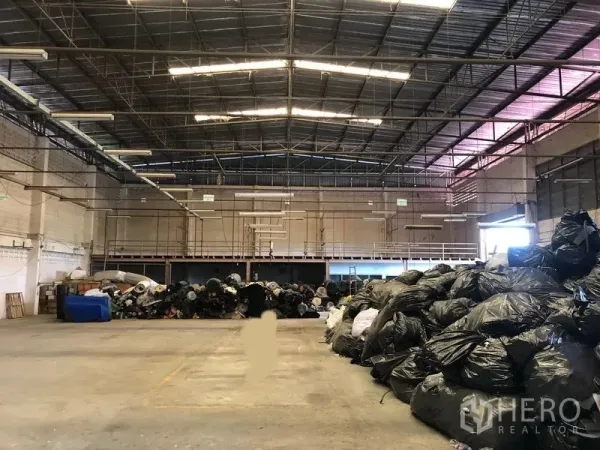 Factory for sale in Lam Luk Ka, Pathum Thani - Large warehouse floor with high ceiling and bright lighting suitable for storage or production.
