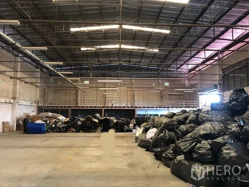 Factory for sale in Lam Luk Ka, Pathum Thani - Large warehouse floor with high ceiling and bright lighting suitable for storage or production.