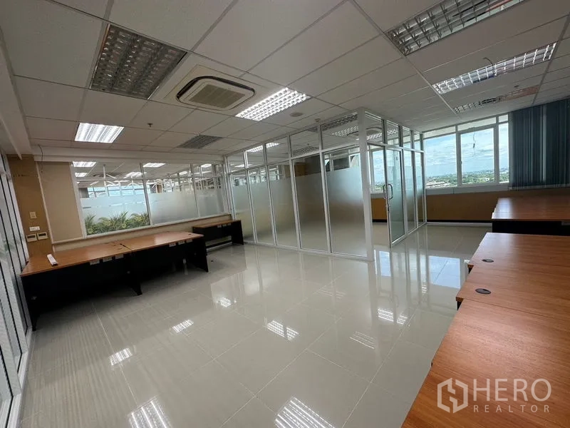 办公空间 出租在Suan Luang, Bangkok - 开放式布局，天花嵌入式空调，多间玻璃房适合会议与专注工作。