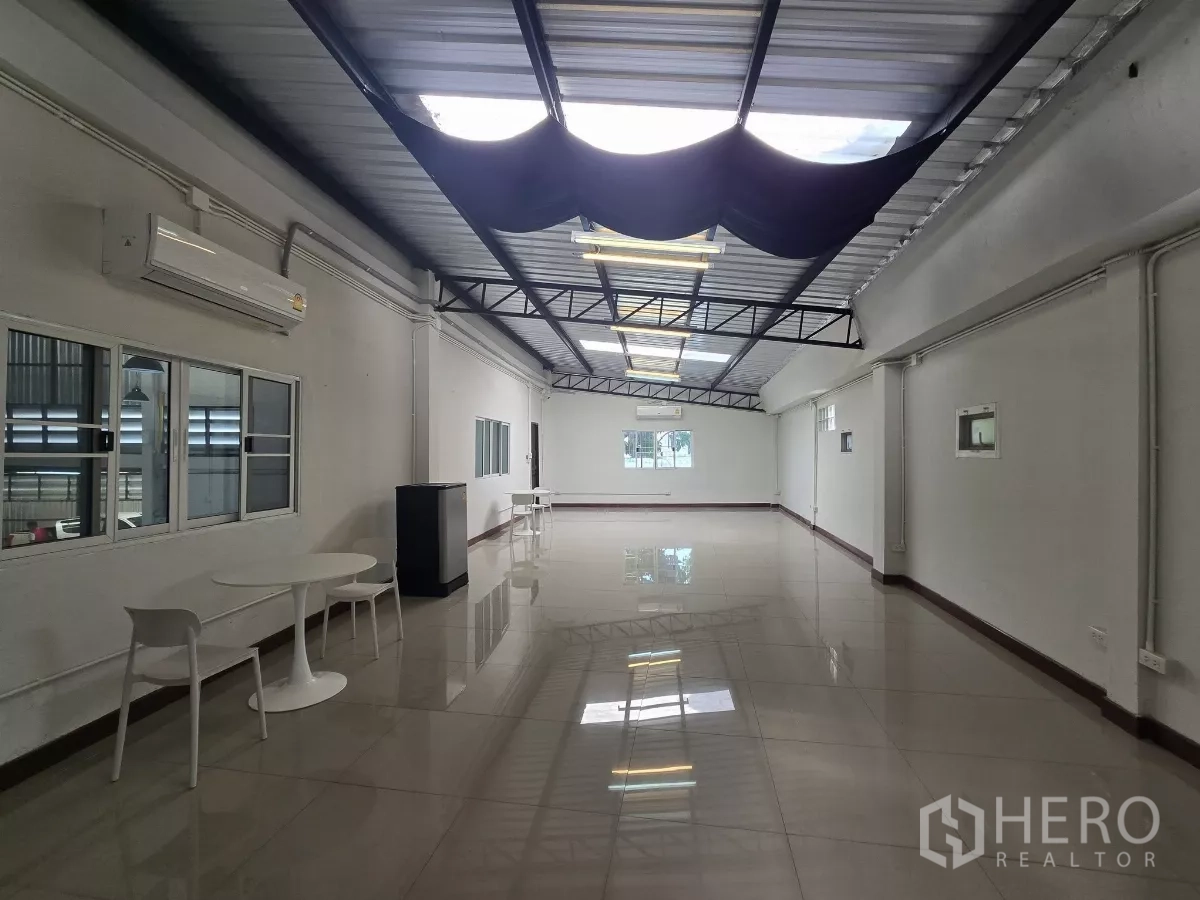 Warehouse for rent in Chatuchak, Bangkok - Bright upstairs office area with air-conditioning and polished tile floor.