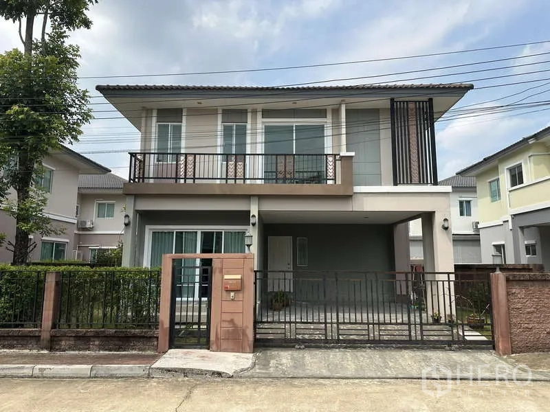独立式住宅 出售在Sai Mai, Bangkok - 曼谷赛迈两层独栋别墅，带阳台、入户铁门和有顶车棚。