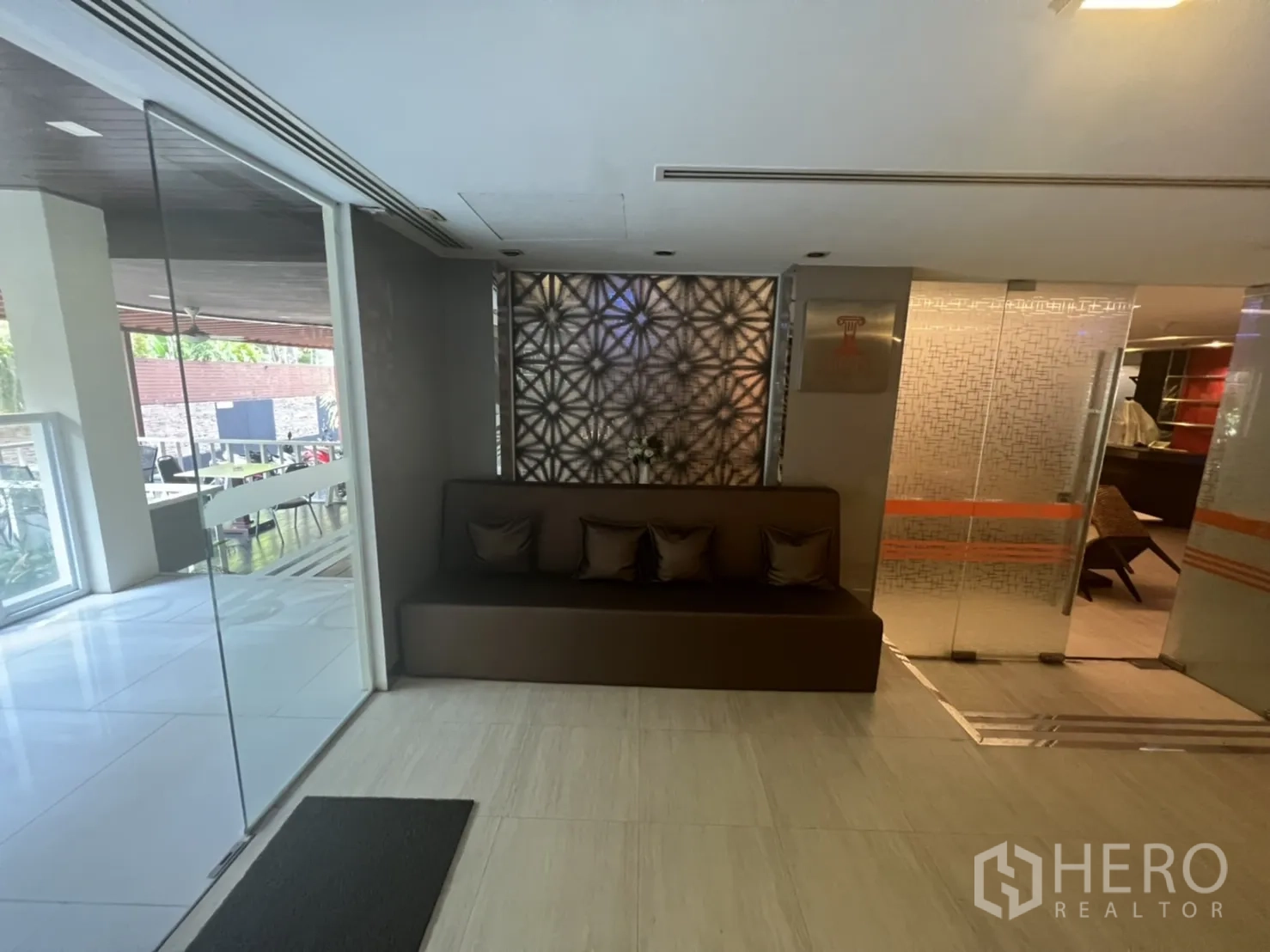 Retail Space for rent in Khlong Toei, Bangkok - Reception lounge with built‑in bench, cushions and a glass partition to the terrace.
